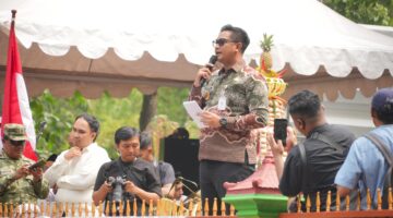 Meriahnya Tradisi Yaqowiyu, Ribuan Kue Apem Jadi Rebutan Warga
