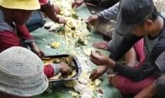 WARGA PALEDANG HEGARMANAH SYUKURI GOTONG ROYONG RABAT JALAN LEWAT TRADISI BOTRAM TUMPENG DI ATAS DAUN PISANG DI GELAR DI JALAN