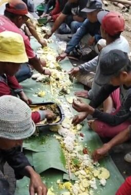 WARGA PALEDANG HEGARMANAH SYUKURI GOTONG ROYONG RABAT JALAN LEWAT TRADISI BOTRAM TUMPENG DI ATAS DAUN PISANG DI GELAR DI JALAN