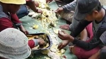 WARGA PALEDANG HEGARMANAH SYUKURI GOTONG ROYONG RABAT JALAN LEWAT TRADISI BOTRAM TUMPENG DI ATAS DAUN PISANG DI GELAR DI JALAN