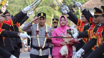 Pucuk pimpinan Polres Semarang berganti, Polres Semarang gelar Farewell Parade.