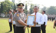 Kapolres Jombang Berikan Penghargaan kepada Personel Berprestasi, Tegaskan Komitmen Zero Miras dan Kesiapan Pengamanan Muktamar NU ke-35