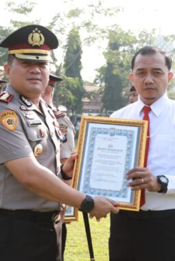Kapolres Jombang Berikan Penghargaan kepada Personel Berprestasi, Tegaskan Komitmen Zero Miras dan Kesiapan Pengamanan Muktamar NU ke-35