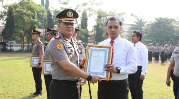 Kapolres Jombang Berikan Penghargaan kepada Personel Berprestasi, Tegaskan Komitmen Zero Miras dan Kesiapan Pengamanan Muktamar NU ke-35