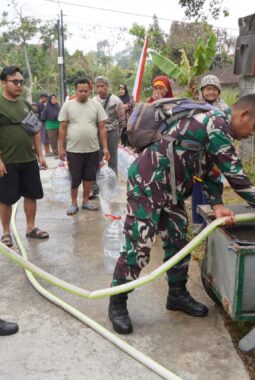Korem 072/Pamungkas Salurkan 13 Ribu Liter Air Bersih Untuk Warga Lereng Merapi Yang Terdampak Kekeringan