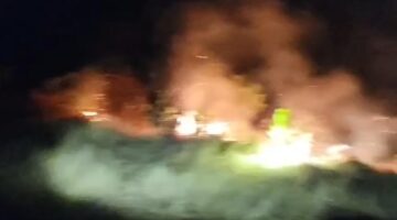 Kepanikan Mencekam di Malam Hari: Kobaran Api Lahan Gambut Garut Berhasil Dijinakkan Damkar! Pamengpek 