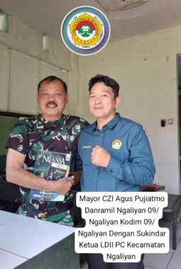 SUKINDAR KETUA LDII PC KECAMATAN NGALIYAN KOTA SEMARANG DISTRIBUSIKAN MAJALAH NUANSA KE APARAT TIGA PILAR