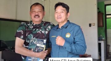 SUKINDAR KETUA LDII PC KECAMATAN NGALIYAN KOTA SEMARANG DISTRIBUSIKAN MAJALAH NUANSA KE APARAT TIGA PILAR
