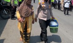 Pelayanan dengan Hati: Momen Hangat Kapolres Kendal Borong Telur Dagangan Nenek di Tengah Aksi Damai