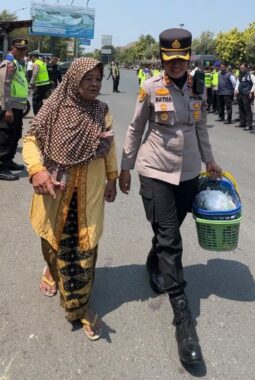 Pelayanan dengan Hati: Momen Hangat Kapolres Kendal Borong Telur Dagangan Nenek di Tengah Aksi Damai