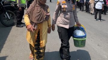 Pelayanan dengan Hati: Momen Hangat Kapolres Kendal Borong Telur Dagangan Nenek di Tengah Aksi Damai