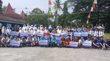 122 Siswa SMK Negeri 3 Lubuk Linggau Terima Program Indonesia Pintar diserahkan oleh Anggota DPR RI, H Fauzi Amro