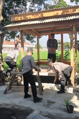 Srawung Warga Polsek Sragen Kota: Polisi Turun Tangan Bangun Pos Kamling, Hidupkan Lagi Semangat Gotong Royong