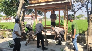 Srawung Warga Polsek Sragen Kota: Polisi Turun Tangan Bangun Pos Kamling, Hidupkan Lagi Semangat Gotong Royong