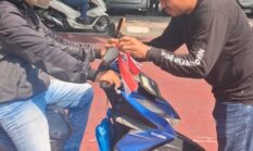 Kelompok Motor Insieme Bagi-Bagi Bendera Merah Putih Jelang HUT RI ke-81