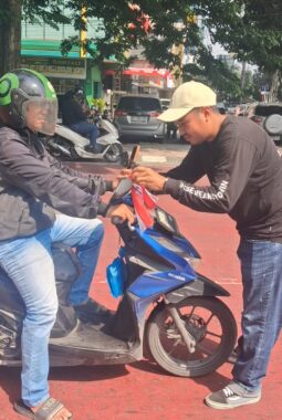 Kelompok Motor Insieme Bagi-Bagi Bendera Merah Putih Jelang HUT RI ke-81