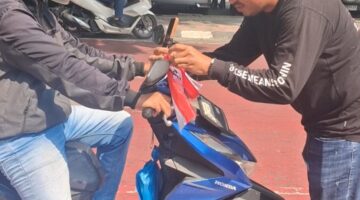 Kelompok Motor Insieme Bagi-Bagi Bendera Merah Putih Jelang HUT RI ke-81
