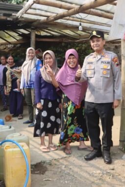 Dua Bulan kesulitan air bersih, Polres Semarang Salurkan 60 Ribu Liter Air Bersih untuk Warga Kemitir.