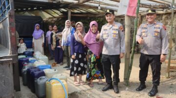 Dua Bulan kesulitan air bersih, Polres Semarang Salurkan 60 Ribu Liter Air Bersih untuk Warga Kemitir.