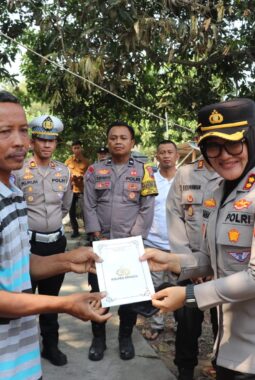 Kapolres Sragen Salurkan Bantuan untuk Korban Kebakaran di Sidoharjo Bersama Alumni Caba Polri 95/96 IKABHAMAS