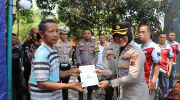 Kapolres Sragen Salurkan Bantuan untuk Korban Kebakaran di Sidoharjo Bersama Alumni Caba Polri 95/96 IKABHAMAS