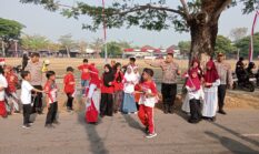 Kapolsek Gondang Bagi-Bagi Bendera, Anak dan Pelajar Sambut Merah Putih dengan Sukacita Jelang HUT RI ke-81