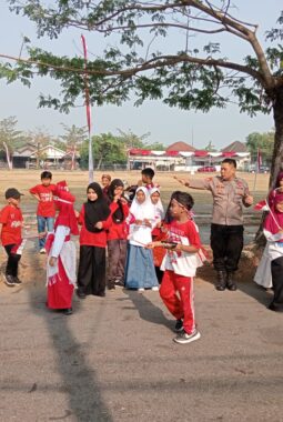 Kapolsek Gondang Bagi-Bagi Bendera, Anak dan Pelajar Sambut Merah Putih dengan Sukacita Jelang HUT RI ke-81