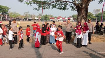 Kapolsek Gondang Bagi-Bagi Bendera, Anak dan Pelajar Sambut Merah Putih dengan Sukacita Jelang HUT RI ke-81