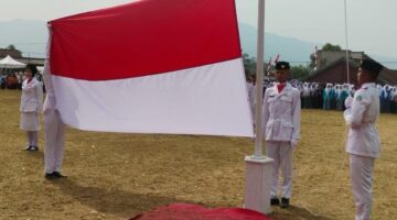PANITIA PHBN DAN PASUKAN PASKIBRA WUJUDKAN UPACARA HUT KE-81 RI DI BUNGBULANG BERJALAN MEMUKAU