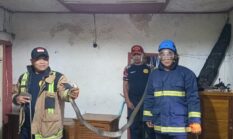 Linggunung Hanjuang  Teror King Kobra 3,5 Meter Bersembunyi di Bawah Rak TV, Tim Damkar Bergerak Cepat