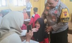 Imunisasi Jadi Tenang, Ada Pak Bhabinkamtibmas Dampingi Anak-anak di Kedungwaduk Karangmalang 