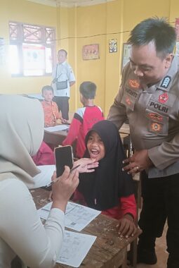 Imunisasi Jadi Tenang, Ada Pak Bhabinkamtibmas Dampingi Anak-anak di Kedungwaduk Karangmalang 