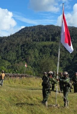 Menembus Keterisolasian Ugimba, Prajurit Koops TNI Habema Kibarkan Merah Putih di Kaki Gunung Cartenz