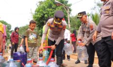 Peduli Kebutuhan Warga, Kapolres Kendal Salurkan 10.000 Liter Air Bersih dan Sembako di Desa Sidomakmur