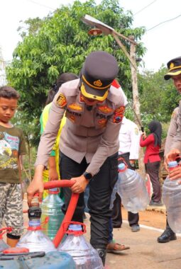 Peduli Kebutuhan Warga, Kapolres Kendal Salurkan 10.000 Liter Air Bersih dan Sembako di Desa Sidomakmur