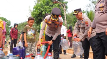 Peduli Kebutuhan Warga, Kapolres Kendal Salurkan 10.000 Liter Air Bersih dan Sembako di Desa Sidomakmur