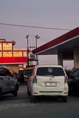 Antrean Solar Bersubsidi di SPBU Jalan Simpang Tiga Pelabuhan Pery Batulicin Memanas, Sesama Pelangsir Terlibat Keributan, Salah Seorang Diduga Keluarkan Senjata Tajam