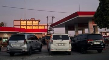 Antrean Solar Bersubsidi di SPBU Jalan Simpang Tiga Pelabuhan Pery Batulicin Memanas, Sesama Pelangsir Terlibat Keributan, Salah Seorang Diduga Keluarkan Senjata Tajam