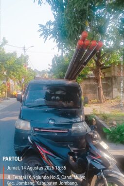 Tiang Provider Diduga Tanpa Izin Berdiri di Jalan Teratai Jombang