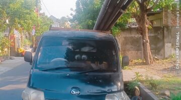 Tiang Provider Diduga Tanpa Izin Berdiri di Jalan Teratai Jombang