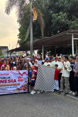 Ratusan Warga RW 21 Sendangmulyo Antusias Ikuti Jalan Sehat HUT Kemerdekaan RI