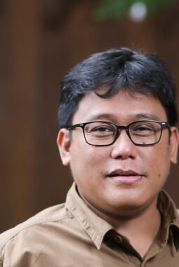 Irfan Bakhtiar Terima Gelar MBE: Dedikasi Dua Dekade untuk Tata Kelola Hutan Berkelanjutan