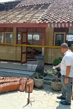 Atap Ruang Kelas SDN Karanganyar 3 Roboh, Polsek Sambubgmacan Langsung Turun ke TKP