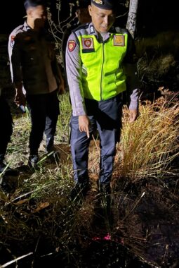 Lahan Kosong Terbakar di Kalijambe, Polisi dan Relawan Bergerak Cepat Padamkan Api