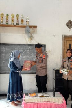 Polisi Sambangi TPA, SIKANCIL ALASKA Polsek Kedawung Bidik Generasi Muda Jauhi Narkoba dan Kenakalan Remaja