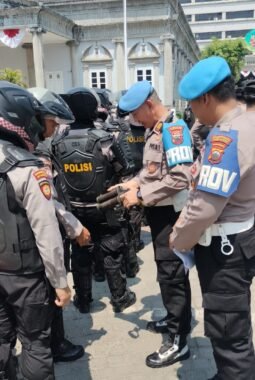 Pastikan Tidak Membawa Senpi dan Barang Berbahaya, Saat Apel, Bid Propam Polda Jateng Cek Semua Personel Yang Layani Penyampaian Pendapat Di Tugu Muda