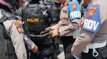 Pastikan Tidak Membawa Senpi dan Barang Berbahaya, Saat Apel, Bid Propam Polda Jateng Cek Semua Personel Yang Layani Penyampaian Pendapat Di Tugu Muda