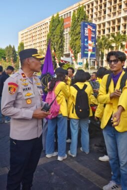Peserta Aksi Tiba di Johar, Personel Polda Jateng Layani dan Arahkan Kendaraan agar Tak Ganggu Lalu Lintas