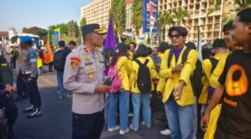 Peserta Aksi Tiba di Johar, Personel Polda Jateng Layani dan Arahkan Kendaraan agar Tak Ganggu Lalu Lintas