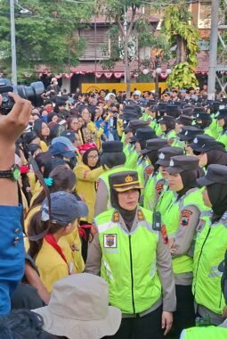 Kedepankan Dialog Persuasif dan Humanis, Polwan Negosiator Polda Jateng Ajak Mahasiswa Sampaikan Aspirasi Tanpa Ganggu Aktivitas Masyarakat
